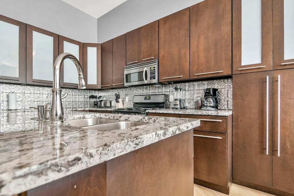 Lovely 2-bedroom Unit In Springfriend Apartment Springfield