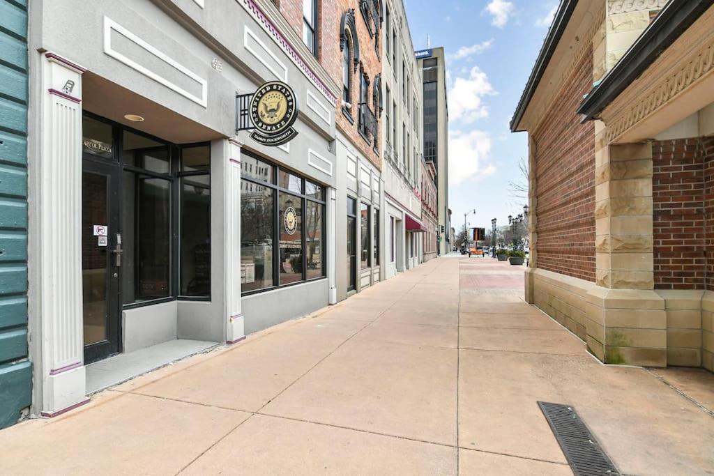 Lovely 2-bedroom Unit In Springfriend Apartment Springfield